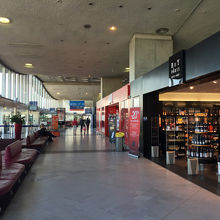 お土産は豊富でしたが、軽く食べられるお店が本当に少なかった。