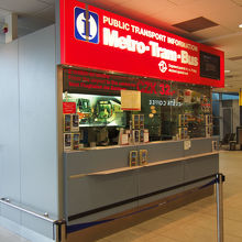 空港ですぐにバスのチケットを購入することをｵｽｽﾒします。