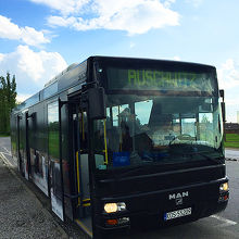 アウシュビッツとビルケナウ間は無料シャトルが走っています。