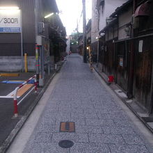 特に意識しないと、普通の路地のような場所です
