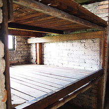 これがベッド。藁がしいてあれば良い方だったそうです。