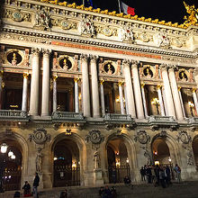 この前に座ってお茶をしている人もいっぱいいました。