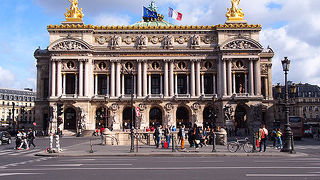 お昼も夜も圧巻な歌劇場。デートスポットになってました。