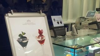 平日でも並んでいます。