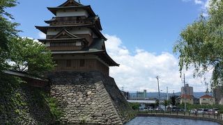 諏訪湖畔に建つ城
