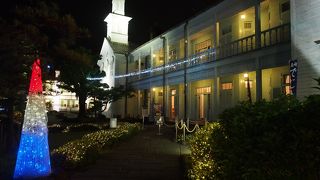 夜はライトアップされています