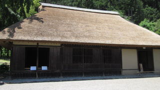 高麗神社の後ろにあります。忘れずに見ましょう。