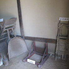 住宅内の展示。昔の農作業道具、せんばこき、など。