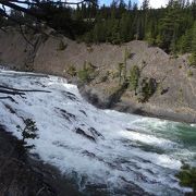 山あいの清流に流れる滝