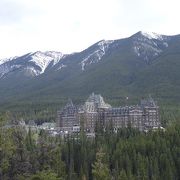 The Fairmont Banff Springs Hotelがお城のように浮かび上がります