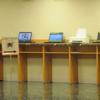 フロント脇にはネット環境のパソコンがあります。