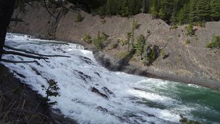 山あいの清流に流れる滝