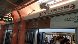 オフィスと学校の駅