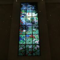 フロントロビー脇のステンドグラス