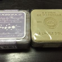 左がラベンダー・右がオリーブ。匂いはきつくなくてホンノリと香