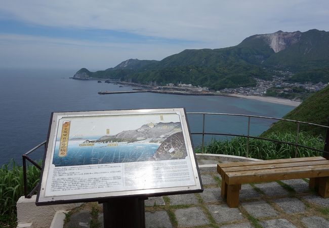 神津島港の全景