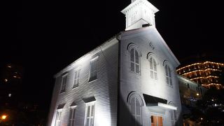 夜はライトアップされて目立ちます