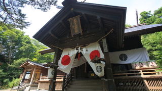 春日山城址にあります。