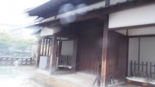 思っていたよりも小さな出島と小さな門です