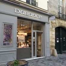 建物の外観も上品でシンプルです。