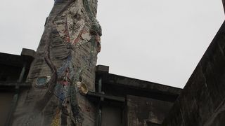 ガウディみたいな尖塔が目印