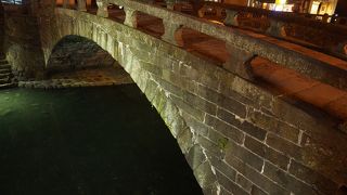 ライトアップされた夜の橋をめぐる散歩にいい公園