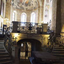 聖歌隊席へと通じる、2本のバロック式階段。