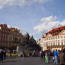 様々な建築物を見てまわれます。