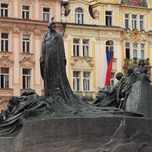 ヤン・フス像。