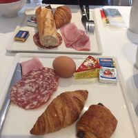 朝食のフランスパンが美味しいです。フルーツありました。