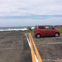 東経130度の石碑と線。