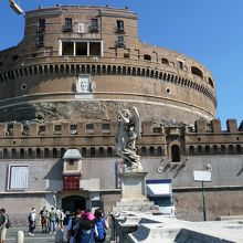  ガスタンクを思わせる円筒形、意外に大きく堅固な構え