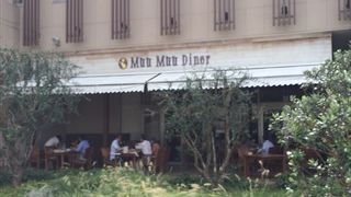 屋上に有りますが、噴水が有って、暑い日には子供達が水あびをして楽しんでいる風景が目に付きます。