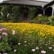 花々が美しく洋館を彩っていました