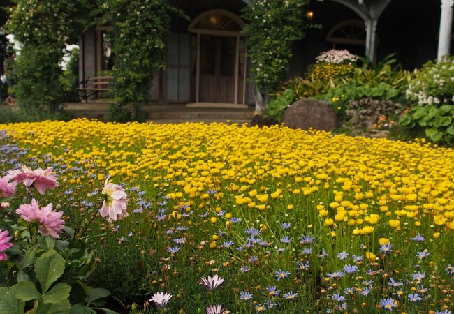 花々が美しく洋館を彩っていました