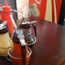 テーブルにおいてあるシロップ3種