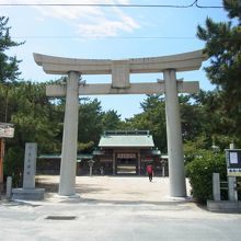 中山神社宝物館はこの鳥居をくぐって左側にある。