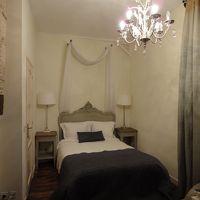 ベットはちょっと狭いです。昔の雰囲気を残しつつ改装されていま