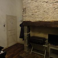 昔の暖炉が荷物置き場になってます。