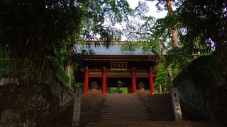 朱色がまぶしい門