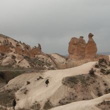 ラクダ岩に登ろうとしている人