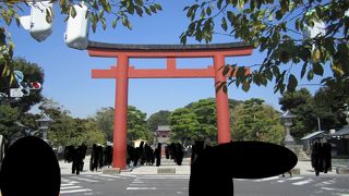 ここをくぐると、鶴岡八幡宮に来たな！って、感じがします。