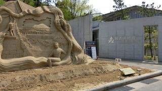 これが砂で出来た芸術作品とは