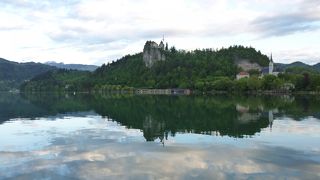 早朝ため息が出るほど美しい湖