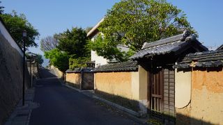 土の塀なので、素朴です