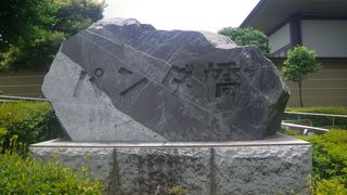 線路をまたぐ大きな橋