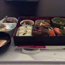 松花堂弁当風、美味しそうに見えるのですが・・・.