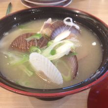 小さいホタテ殻入りミソスープ