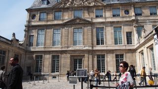 豪華な邸宅の美術館