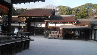 楼門をくぐると見えてくる舞殿